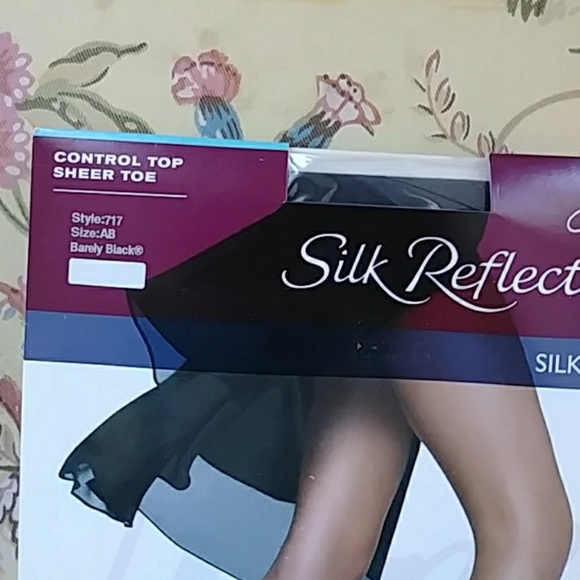 Set of 2 Hanes Silk Reflections Pantyhose - Picture 2 of 4